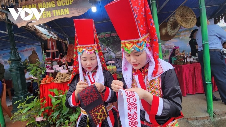 Dao Thanh Phan women promote traditional embroidery